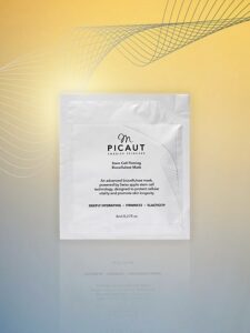 Stem Cell Biocellulose Mask från M Picaut Skincare. Biocellulosa mask 8 ml med äppelstamcellsextrakt. Produktbild med sheet mask förpackning och gul bakgrund.
