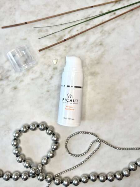 Precious Eye Cream från M Picaut Skincare. Ögonkräm med kinesisk vass och halsband av peptider på marmorskiva.